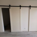 Stumdomos durys su eglutės raštu